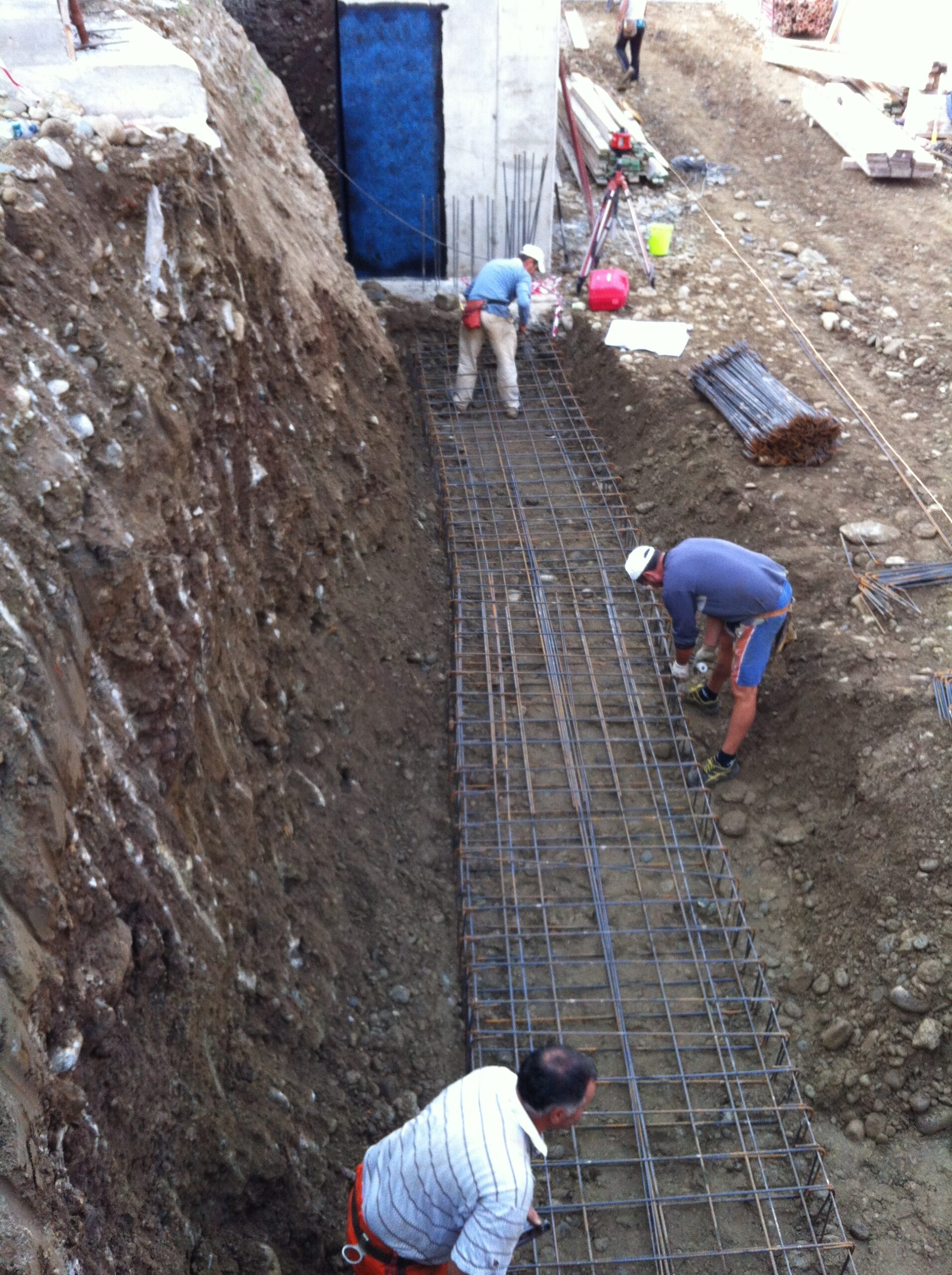 Uomini al lavoro in cantiere edile